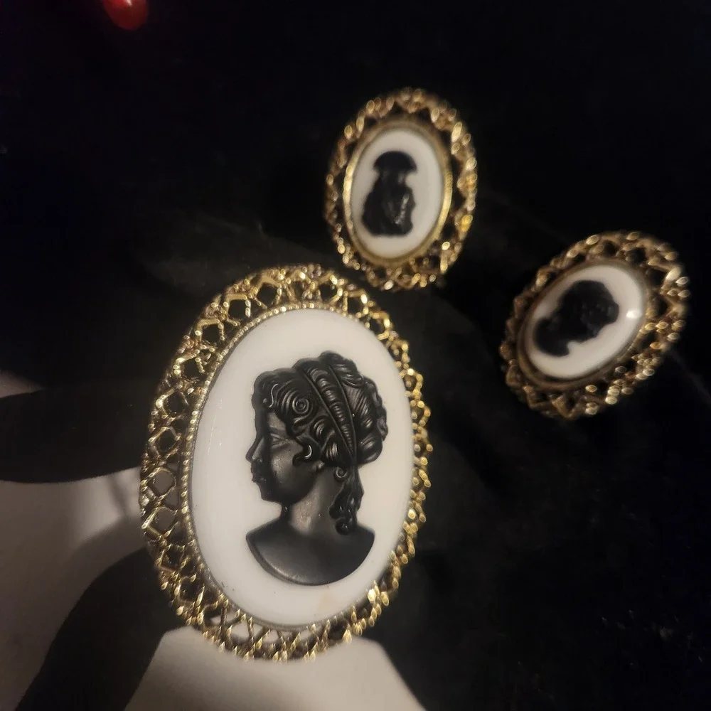 Vtg Cameo Brooch and Clip On Earrings Set‎ Gold Tone Black White Filigree READ
